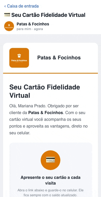O e-mail que o cliente recebe, com a logo e a cor da loja. O botão Acessar meu cartão abre o cartão dele.