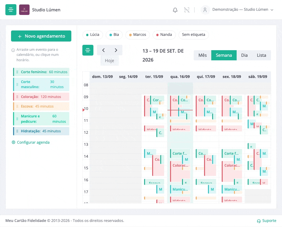 Um clique num horário vazio abre a janela com o dia e a hora preenchidos: o serviço, a cliente da base e a etiqueta, e o atendimento entra no calendário.